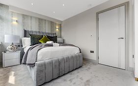 1 Bedroom Stylish Apartment In Webley Park